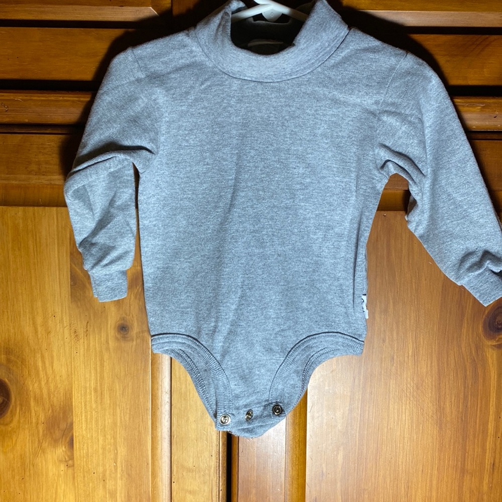 Vintage Carter’s Gray Baby Turtleneck Onesie